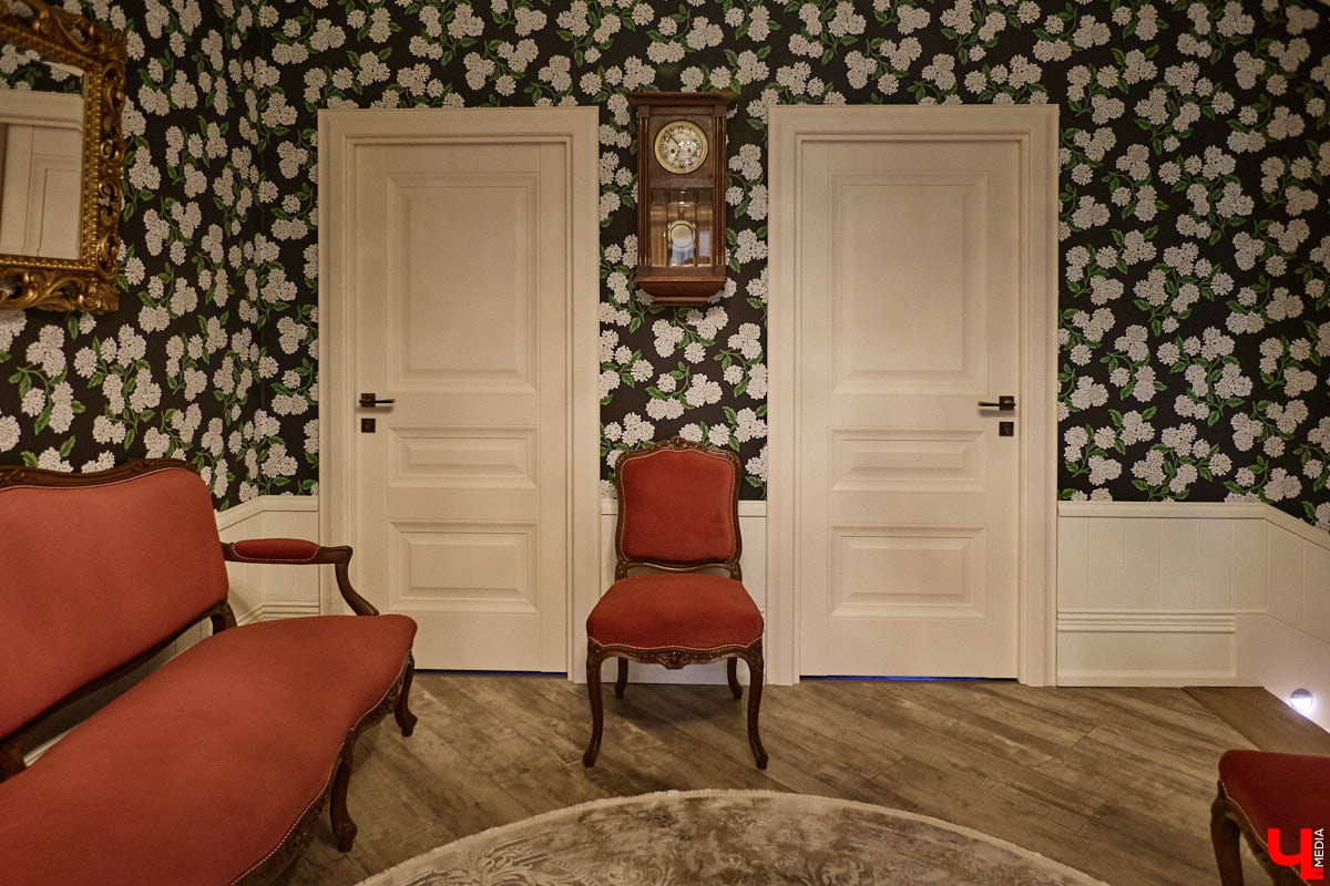 Домики Суздаля радуют взор ажурными узорами, нарядными наличниками и  свежевыкрашенными фасадами. Так и  хочется узнать, что там внутри! «Ключ-Медиа» повезло оказаться за  воротами одного из  строений с  видом на  кремль  — принимала гостей хозяйка роскошного терема Алевтина Савельева.