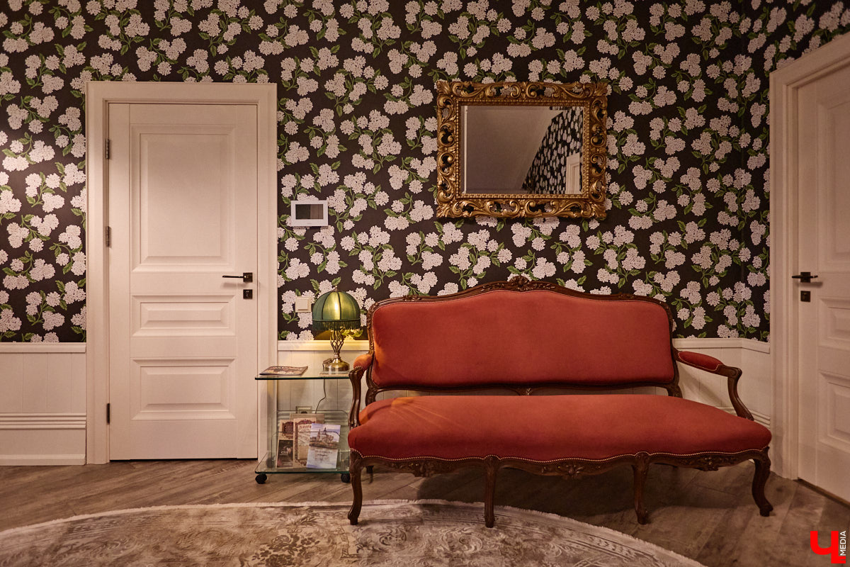 Домики Суздаля радуют взор ажурными узорами, нарядными наличниками и  свежевыкрашенными фасадами. Так и  хочется узнать, что там внутри! «Ключ-Медиа» повезло оказаться за  воротами одного из  строений с  видом на  кремль  — принимала гостей хозяйка роскошного терема Алевтина Савельева.