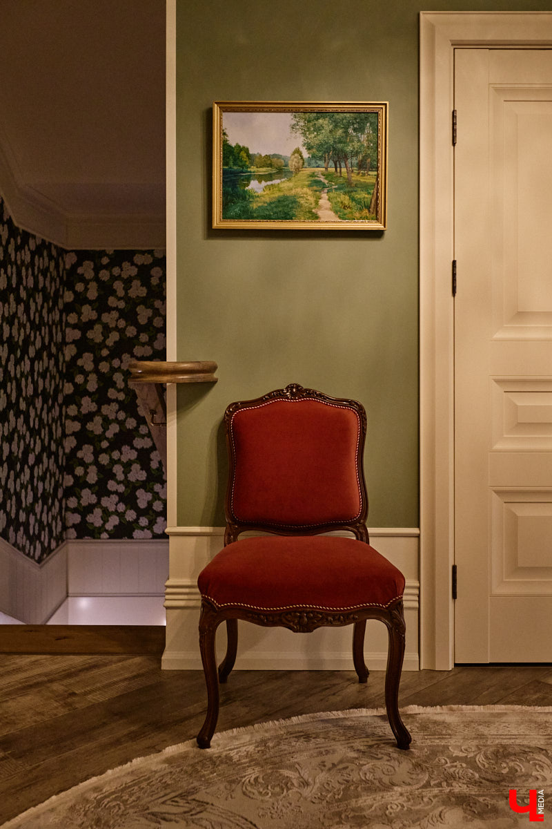 Домики Суздаля радуют взор ажурными узорами, нарядными наличниками и  свежевыкрашенными фасадами. Так и  хочется узнать, что там внутри! «Ключ-Медиа» повезло оказаться за  воротами одного из  строений с  видом на  кремль  — принимала гостей хозяйка роскошного терема Алевтина Савельева.