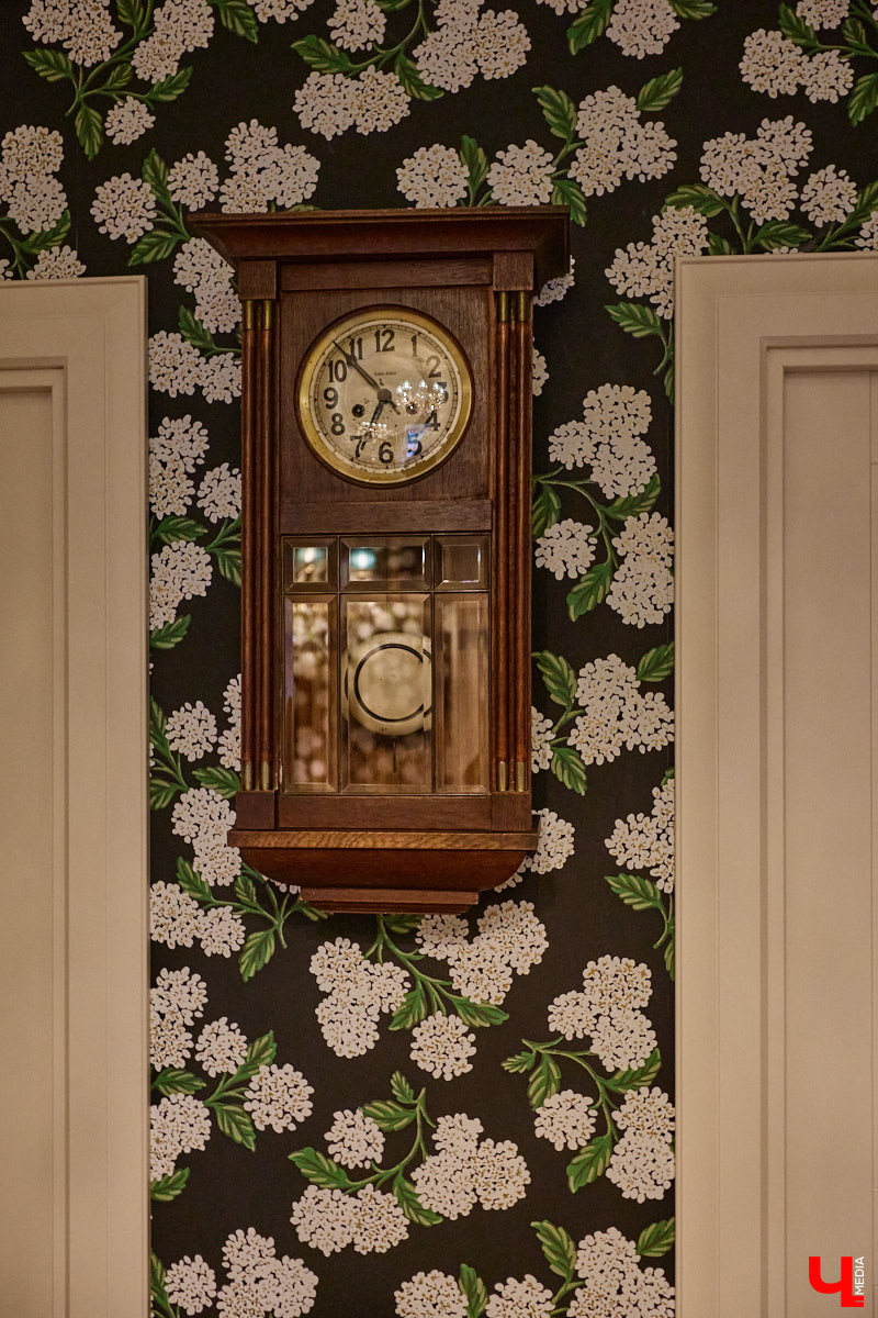 Домики Суздаля радуют взор ажурными узорами, нарядными наличниками и  свежевыкрашенными фасадами. Так и  хочется узнать, что там внутри! «Ключ-Медиа» повезло оказаться за  воротами одного из  строений с  видом на  кремль  — принимала гостей хозяйка роскошного терема Алевтина Савельева.