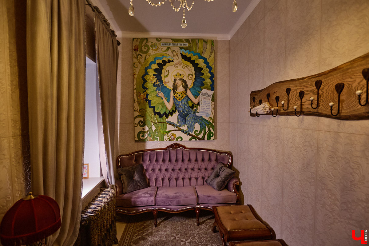 Домики Суздаля радуют взор ажурными узорами, нарядными наличниками и  свежевыкрашенными фасадами. Так и  хочется узнать, что там внутри! «Ключ-Медиа» повезло оказаться за  воротами одного из  строений с  видом на  кремль  — принимала гостей хозяйка роскошного терема Алевтина Савельева.