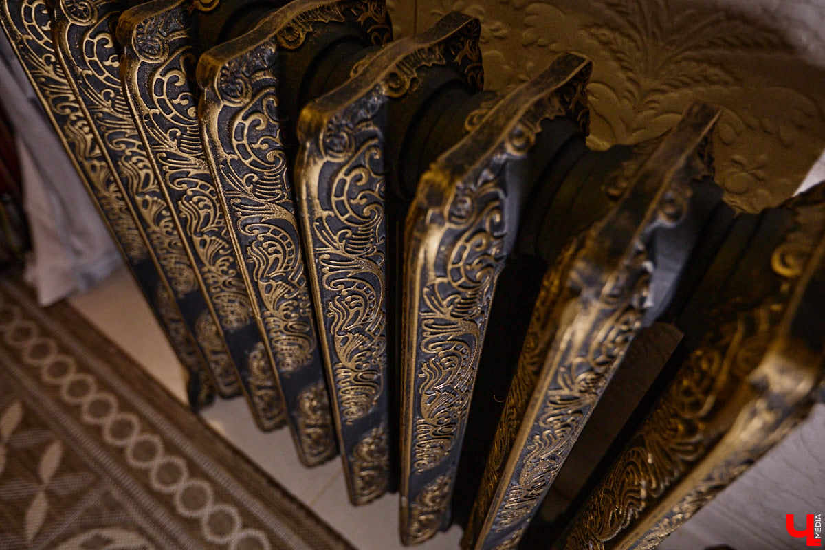 Домики Суздаля радуют взор ажурными узорами, нарядными наличниками и  свежевыкрашенными фасадами. Так и  хочется узнать, что там внутри! «Ключ-Медиа» повезло оказаться за  воротами одного из  строений с  видом на  кремль  — принимала гостей хозяйка роскошного терема Алевтина Савельева.