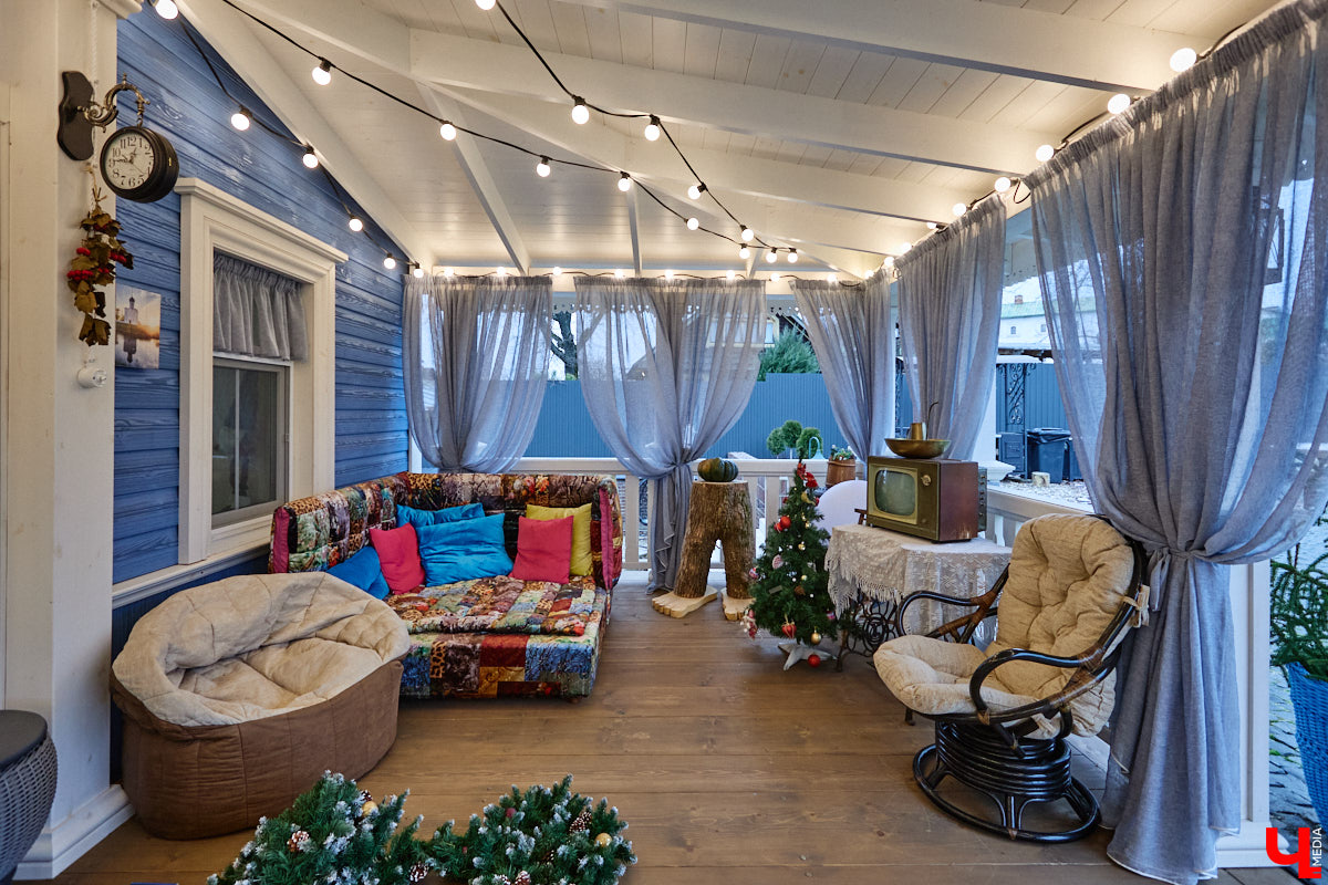 Домики Суздаля радуют взор ажурными узорами, нарядными наличниками и  свежевыкрашенными фасадами. Так и  хочется узнать, что там внутри! «Ключ-Медиа» повезло оказаться за  воротами одного из  строений с  видом на  кремль  — принимала гостей хозяйка роскошного терема Алевтина Савельева.