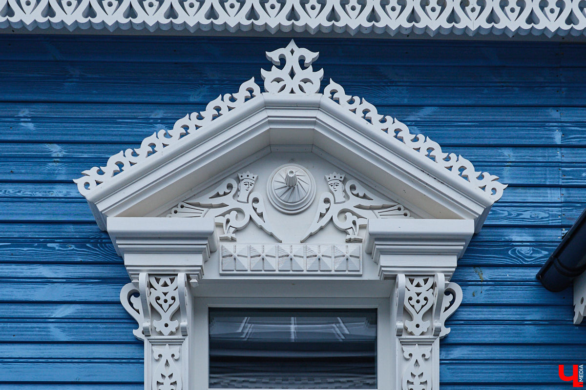 Домики Суздаля радуют взор ажурными узорами, нарядными наличниками и  свежевыкрашенными фасадами. Так и  хочется узнать, что там внутри! «Ключ-Медиа» повезло оказаться за  воротами одного из  строений с  видом на  кремль  — принимала гостей хозяйка роскошного терема Алевтина Савельева.