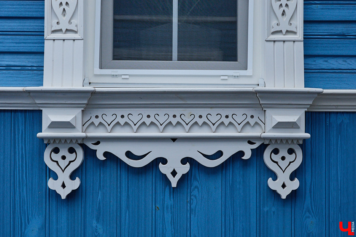 Домики Суздаля радуют взор ажурными узорами, нарядными наличниками и  свежевыкрашенными фасадами. Так и  хочется узнать, что там внутри! «Ключ-Медиа» повезло оказаться за  воротами одного из  строений с  видом на  кремль  — принимала гостей хозяйка роскошного терема Алевтина Савельева.