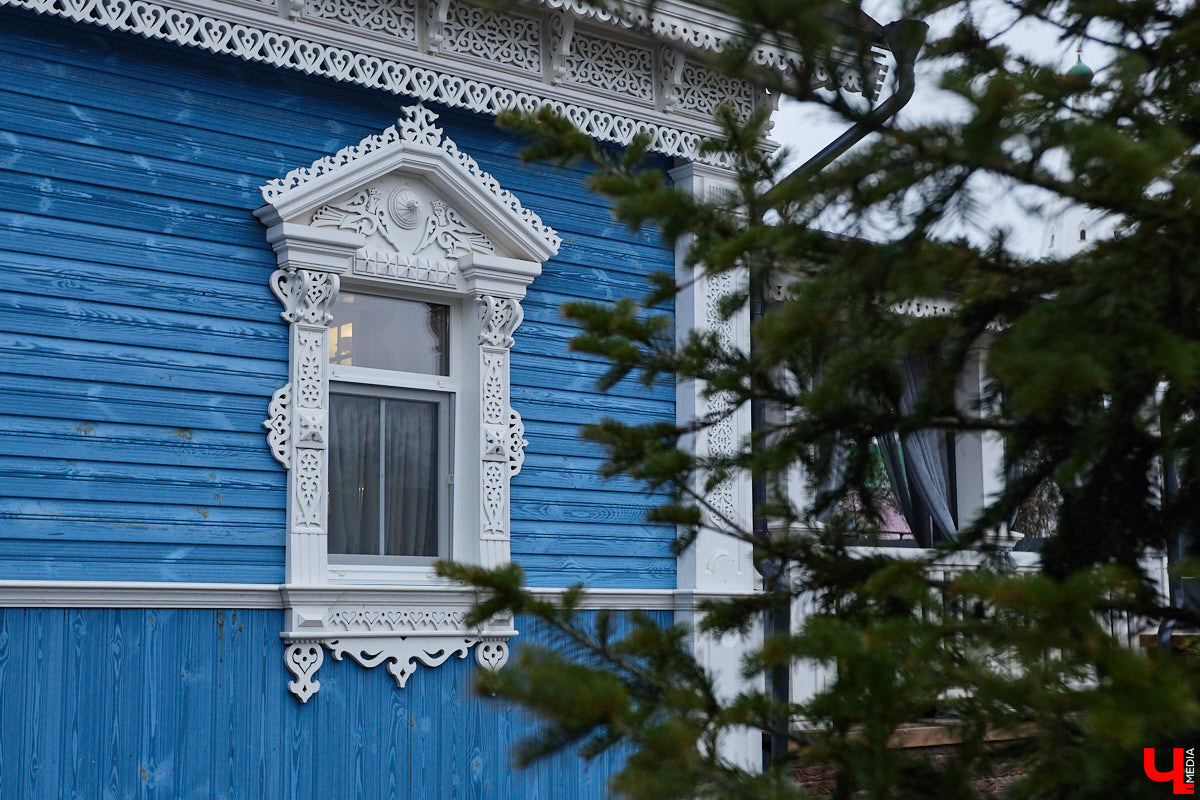 Домики Суздаля радуют взор ажурными узорами, нарядными наличниками и  свежевыкрашенными фасадами. Так и  хочется узнать, что там внутри! «Ключ-Медиа» повезло оказаться за  воротами одного из  строений с  видом на  кремль  — принимала гостей хозяйка роскошного терема Алевтина Савельева.