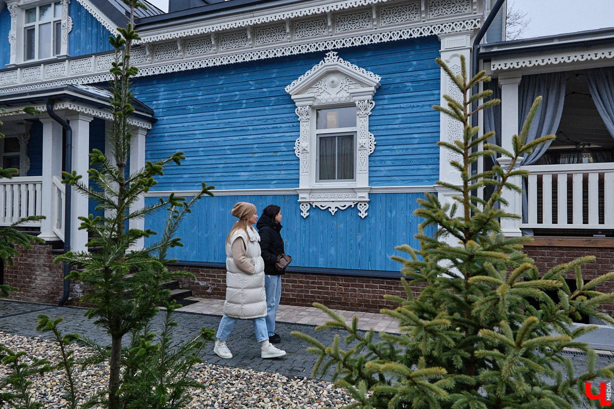 Домики Суздаля радуют взор ажурными узорами, нарядными наличниками и  свежевыкрашенными фасадами. Так и  хочется узнать, что там внутри! «Ключ-Медиа» повезло оказаться за  воротами одного из  строений с  видом на  кремль  — принимала гостей хозяйка роскошного терема Алевтина Савельева.
