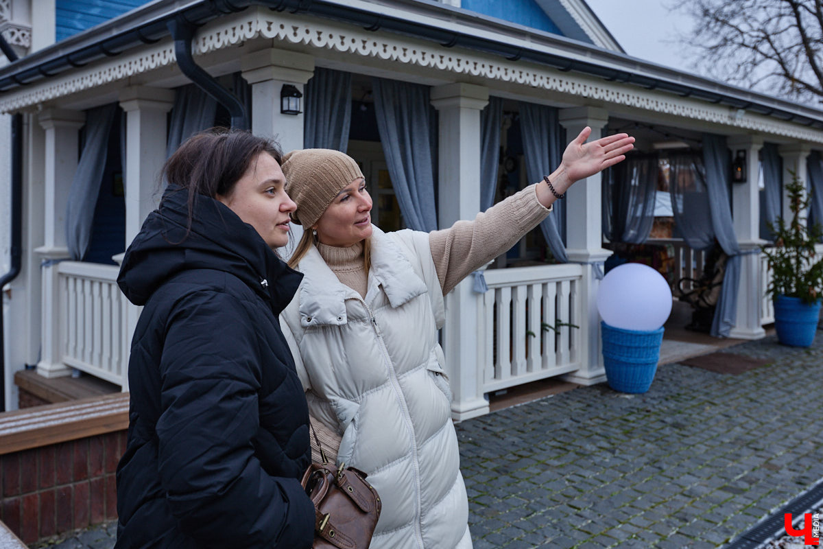 Домики Суздаля радуют взор ажурными узорами, нарядными наличниками и  свежевыкрашенными фасадами. Так и  хочется узнать, что там внутри! «Ключ-Медиа» повезло оказаться за  воротами одного из  строений с  видом на  кремль  — принимала гостей хозяйка роскошного терема Алевтина Савельева.