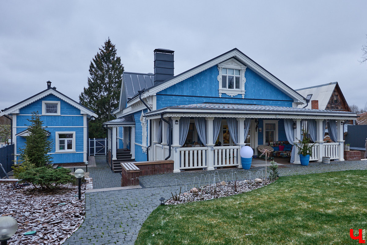 Домики Суздаля радуют взор ажурными узорами, нарядными наличниками и  свежевыкрашенными фасадами. Так и  хочется узнать, что там внутри! «Ключ-Медиа» повезло оказаться за  воротами одного из  строений с  видом на  кремль  — принимала гостей хозяйка роскошного терема Алевтина Савельева.