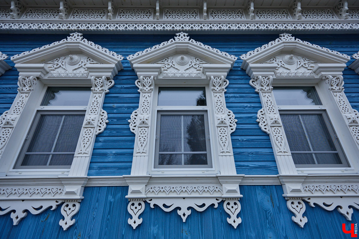 Домики Суздаля радуют взор ажурными узорами, нарядными наличниками и  свежевыкрашенными фасадами. Так и  хочется узнать, что там внутри! «Ключ-Медиа» повезло оказаться за  воротами одного из  строений с  видом на  кремль  — принимала гостей хозяйка роскошного терема Алевтина Савельева.