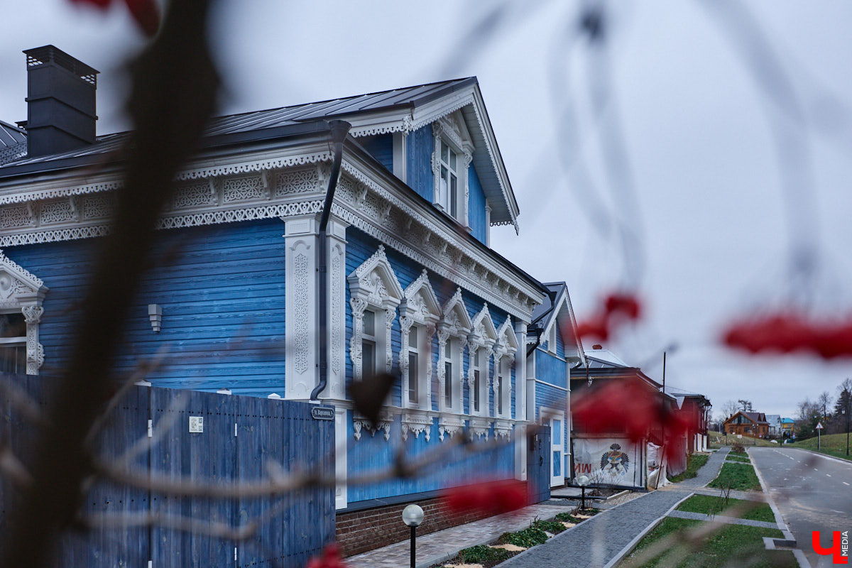 Домики Суздаля радуют взор ажурными узорами, нарядными наличниками и  свежевыкрашенными фасадами. Так и  хочется узнать, что там внутри! «Ключ-Медиа» повезло оказаться за  воротами одного из  строений с  видом на  кремль  — принимала гостей хозяйка роскошного терема Алевтина Савельева.