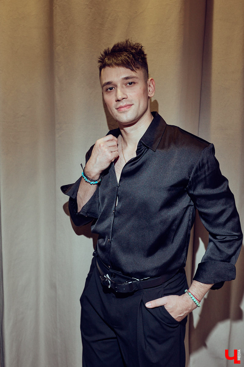 Как известно, встречают обычно по одежке. Доказан сей факт в том числе и любимцем зрителей по всему миру Педро Паскалем. Стиль одного из самых востребованных актеров Голливуда одновременно удивляет и восхищает, гардероб звезды сериала The Last of Us регулярно обсуждают модные медиа. Мы взяли на вооружение несколько особенно выразительных look’ов всеобщего краша и в компании стилиста Любавы Соколовой отправились на шопинг в магазины Владимира.