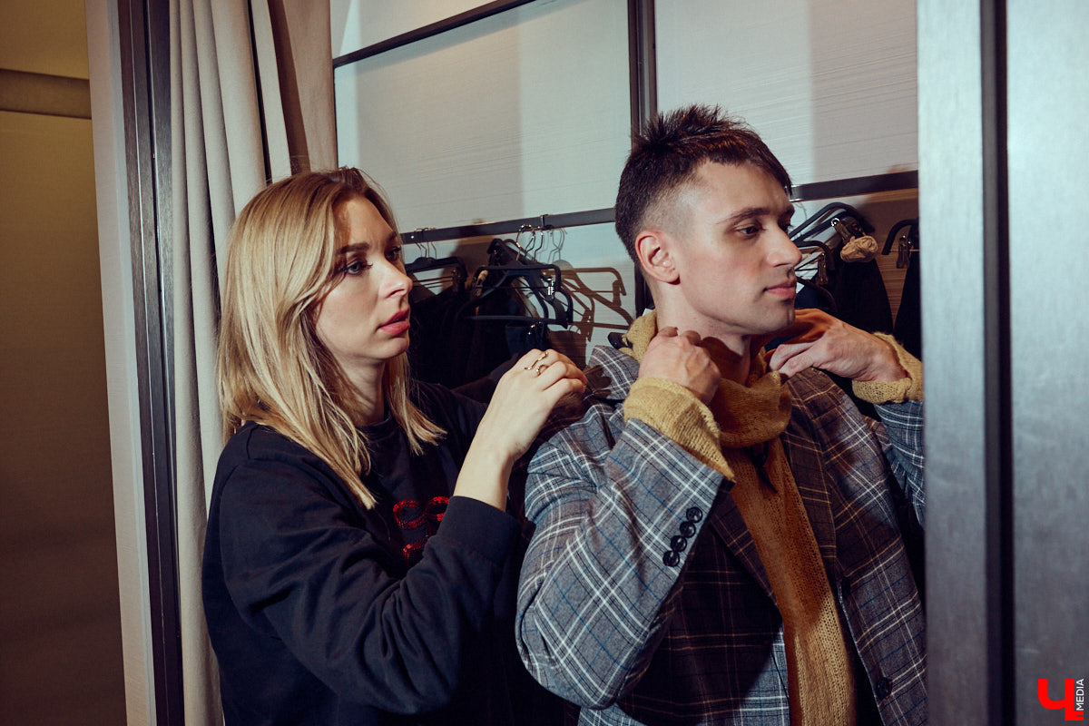 Как известно, встречают обычно по одежке. Доказан сей факт в том числе и любимцем зрителей по всему миру Педро Паскалем. Стиль одного из самых востребованных актеров Голливуда одновременно удивляет и восхищает, гардероб звезды сериала The Last of Us регулярно обсуждают модные медиа. Мы взяли на вооружение несколько особенно выразительных look’ов всеобщего краша и в компании стилиста Любавы Соколовой отправились на шопинг в магазины Владимира.