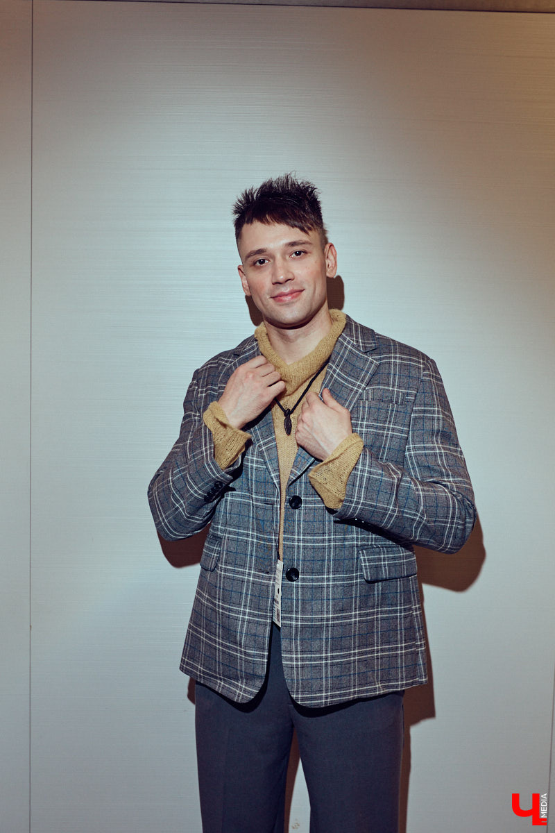 Как известно, встречают обычно по одежке. Доказан сей факт в том числе и любимцем зрителей по всему миру Педро Паскалем. Стиль одного из самых востребованных актеров Голливуда одновременно удивляет и восхищает, гардероб звезды сериала The Last of Us регулярно обсуждают модные медиа. Мы взяли на вооружение несколько особенно выразительных look’ов всеобщего краша и в компании стилиста Любавы Соколовой отправились на шопинг в магазины Владимира.