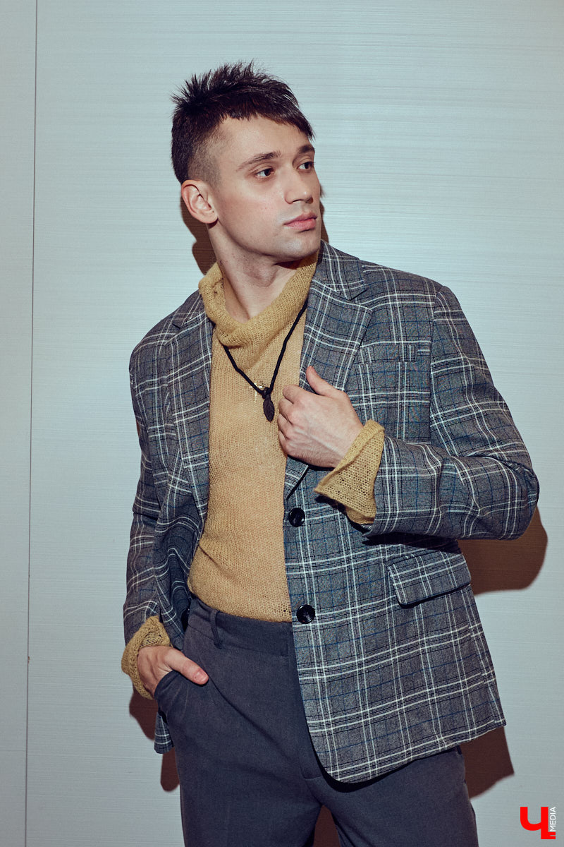 Как известно, встречают обычно по одежке. Доказан сей факт в том числе и любимцем зрителей по всему миру Педро Паскалем. Стиль одного из самых востребованных актеров Голливуда одновременно удивляет и восхищает, гардероб звезды сериала The Last of Us регулярно обсуждают модные медиа. Мы взяли на вооружение несколько особенно выразительных look’ов всеобщего краша и в компании стилиста Любавы Соколовой отправились на шопинг в магазины Владимира.