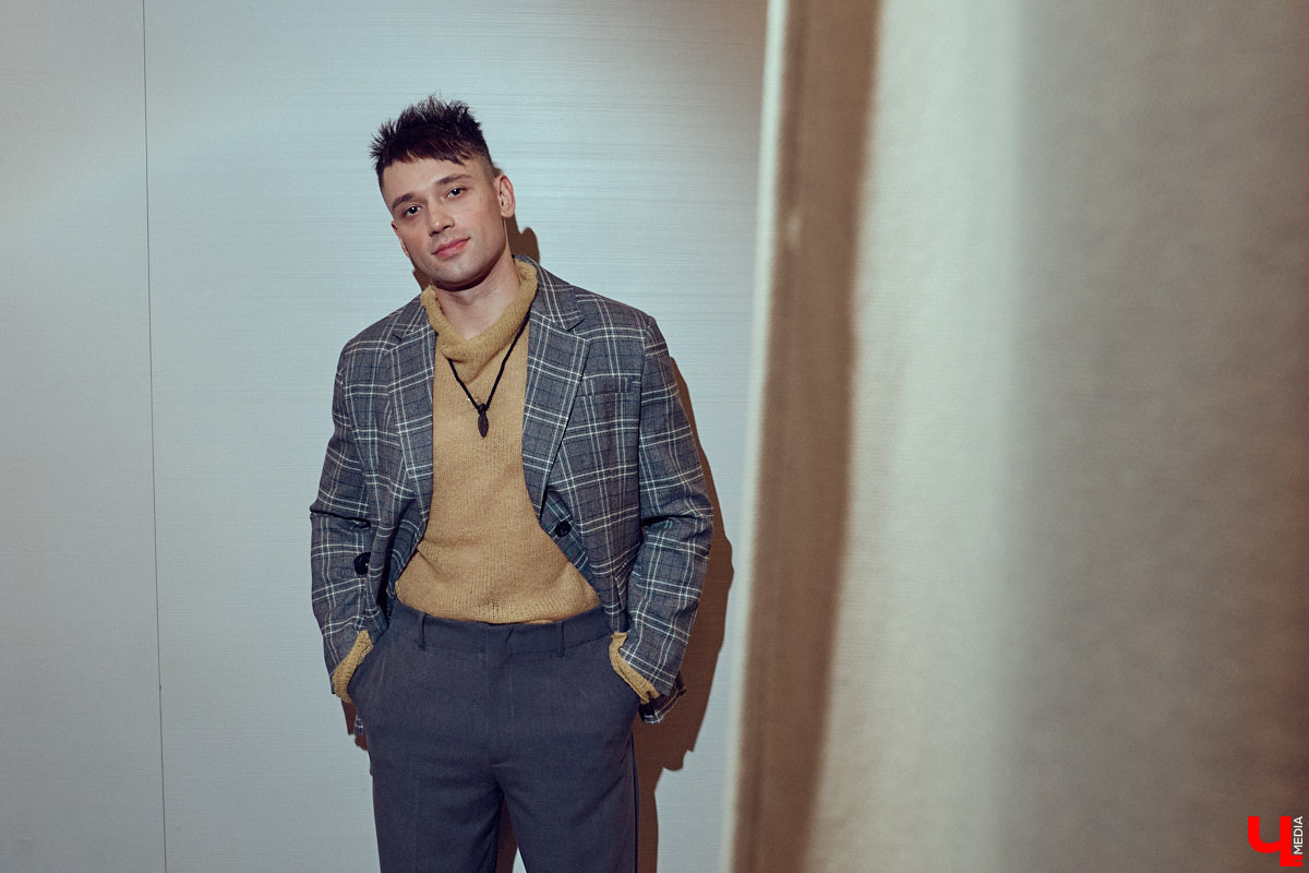 Как известно, встречают обычно по одежке. Доказан сей факт в том числе и любимцем зрителей по всему миру Педро Паскалем. Стиль одного из самых востребованных актеров Голливуда одновременно удивляет и восхищает, гардероб звезды сериала The Last of Us регулярно обсуждают модные медиа. Мы взяли на вооружение несколько особенно выразительных look’ов всеобщего краша и в компании стилиста Любавы Соколовой отправились на шопинг в магазины Владимира.