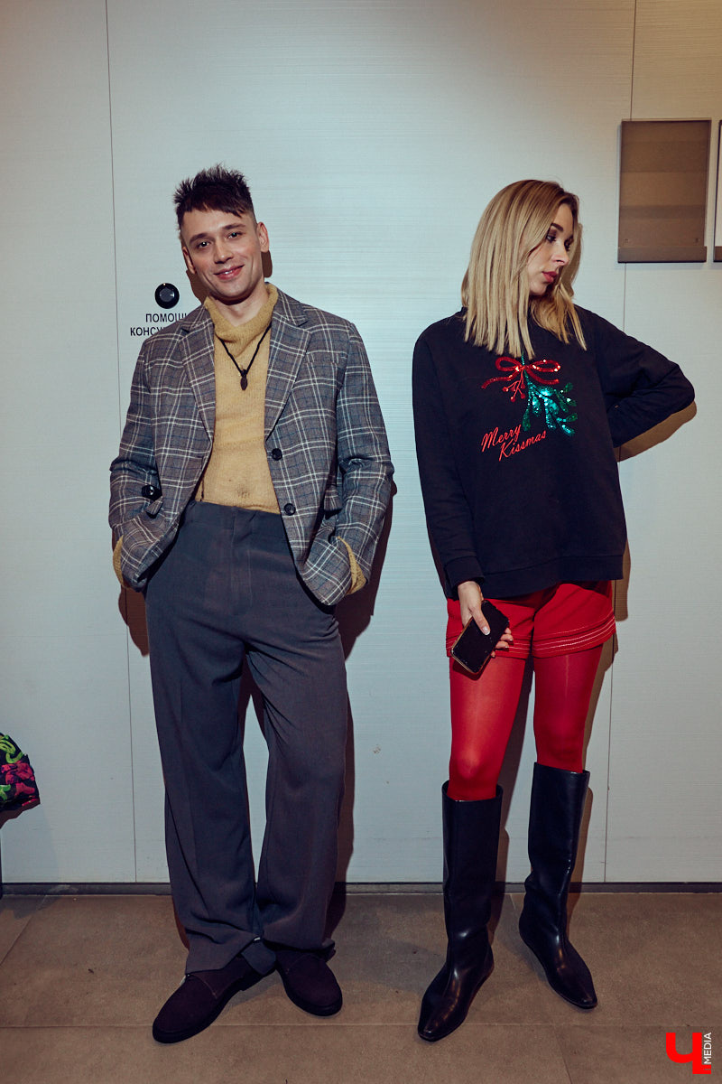 Как известно, встречают обычно по одежке. Доказан сей факт в том числе и любимцем зрителей по всему миру Педро Паскалем. Стиль одного из самых востребованных актеров Голливуда одновременно удивляет и восхищает, гардероб звезды сериала The Last of Us регулярно обсуждают модные медиа. Мы взяли на вооружение несколько особенно выразительных look’ов всеобщего краша и в компании стилиста Любавы Соколовой отправились на шопинг в магазины Владимира.