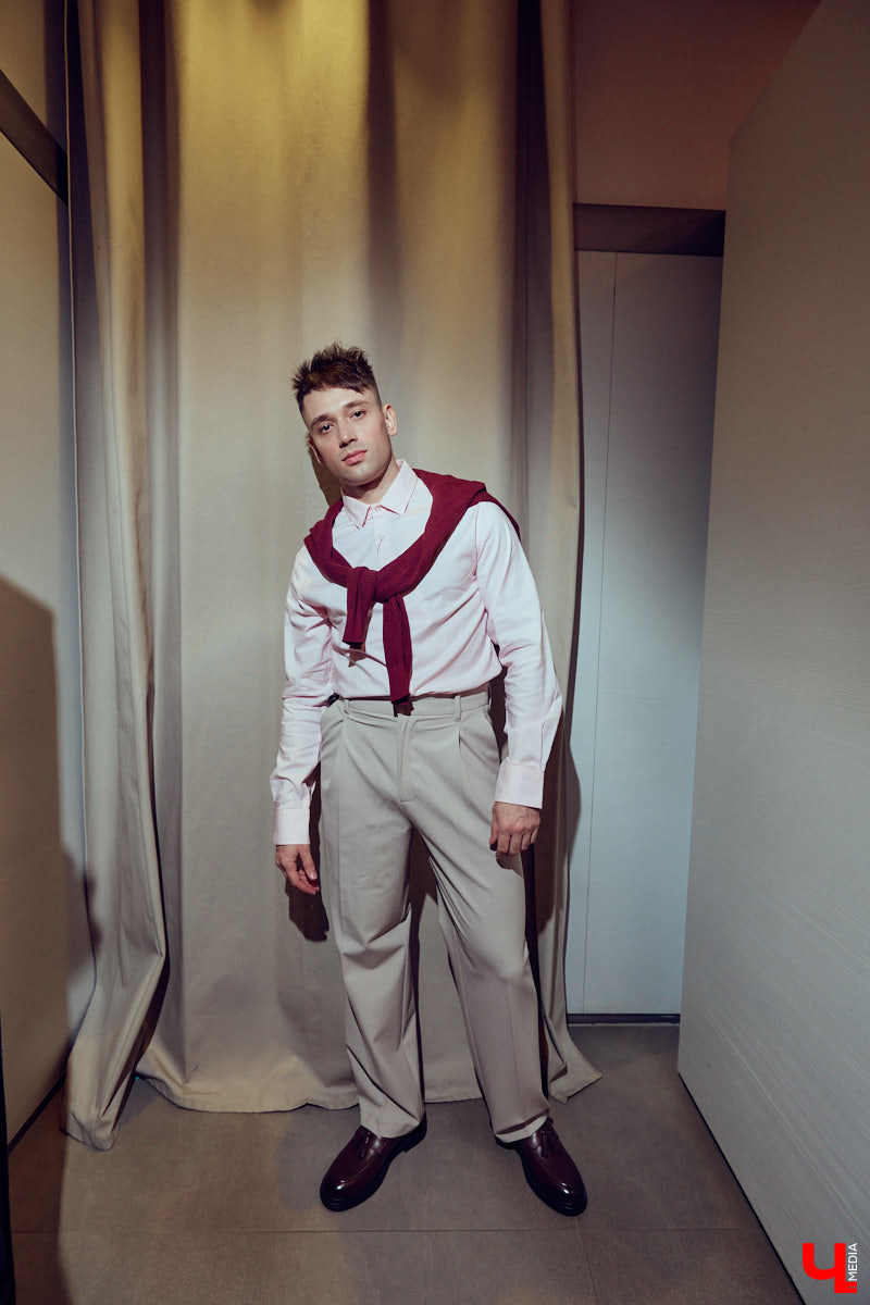 Как известно, встречают обычно по одежке. Доказан сей факт в том числе и любимцем зрителей по всему миру Педро Паскалем. Стиль одного из самых востребованных актеров Голливуда одновременно удивляет и восхищает, гардероб звезды сериала The Last of Us регулярно обсуждают модные медиа. Мы взяли на вооружение несколько особенно выразительных look’ов всеобщего краша и в компании стилиста Любавы Соколовой отправились на шопинг в магазины Владимира.