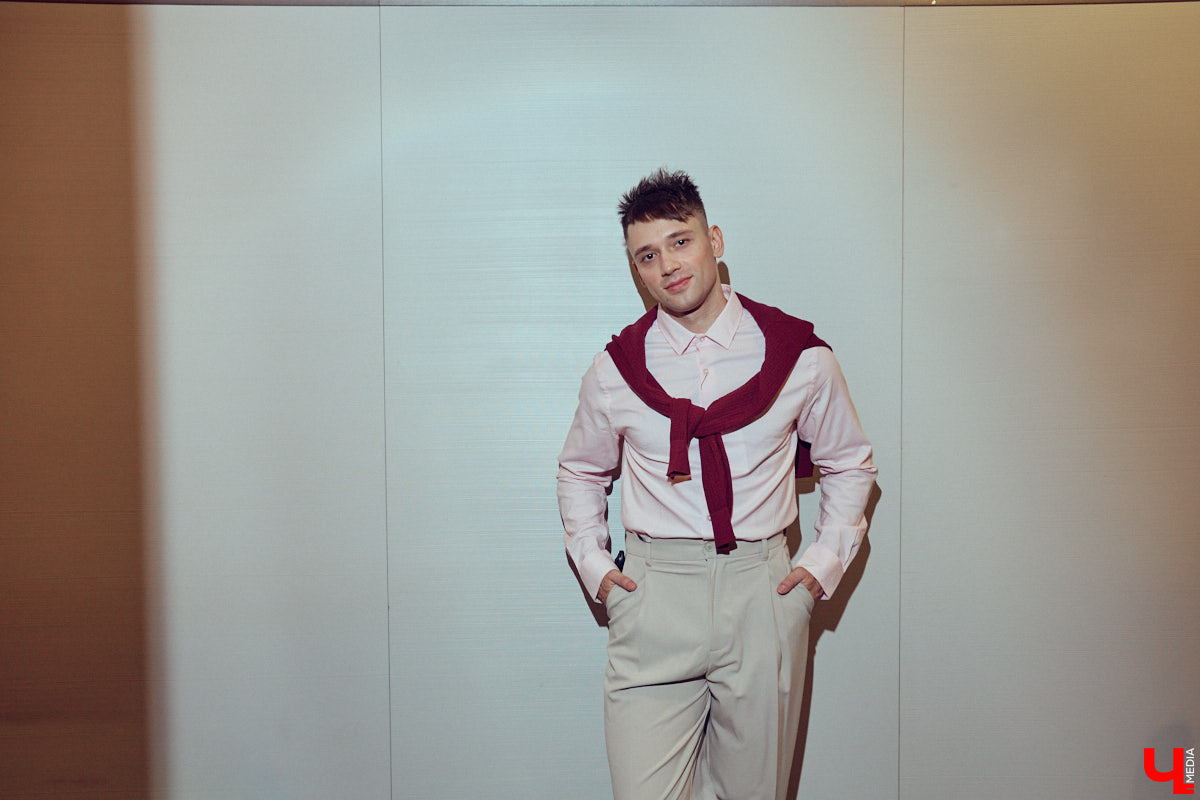 Как известно, встречают обычно по одежке. Доказан сей факт в том числе и любимцем зрителей по всему миру Педро Паскалем. Стиль одного из самых востребованных актеров Голливуда одновременно удивляет и восхищает, гардероб звезды сериала The Last of Us регулярно обсуждают модные медиа. Мы взяли на вооружение несколько особенно выразительных look’ов всеобщего краша и в компании стилиста Любавы Соколовой отправились на шопинг в магазины Владимира.