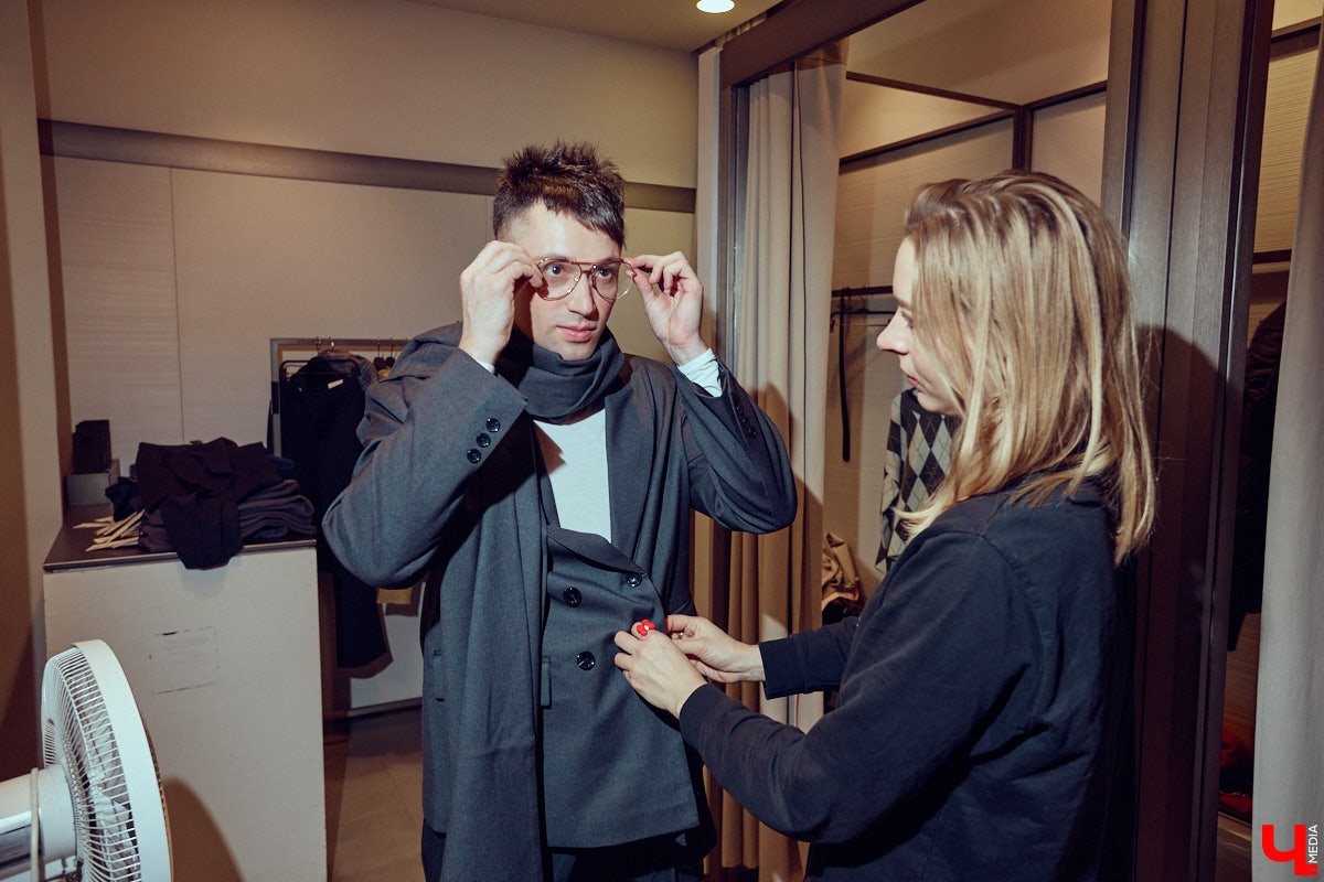 Как известно, встречают обычно по одежке. Доказан сей факт в том числе и любимцем зрителей по всему миру Педро Паскалем. Стиль одного из самых востребованных актеров Голливуда одновременно удивляет и восхищает, гардероб звезды сериала The Last of Us регулярно обсуждают модные медиа. Мы взяли на вооружение несколько особенно выразительных look’ов всеобщего краша и в компании стилиста Любавы Соколовой отправились на шопинг в магазины Владимира.