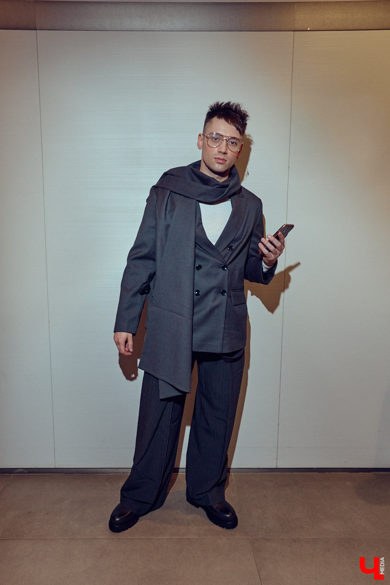 Как известно, встречают обычно по одежке. Доказан сей факт в том числе и любимцем зрителей по всему миру Педро Паскалем. Стиль одного из самых востребованных актеров Голливуда одновременно удивляет и восхищает, гардероб звезды сериала The Last of Us регулярно обсуждают модные медиа. Мы взяли на вооружение несколько особенно выразительных look’ов всеобщего краша и в компании стилиста Любавы Соколовой отправились на шопинг в магазины Владимира.