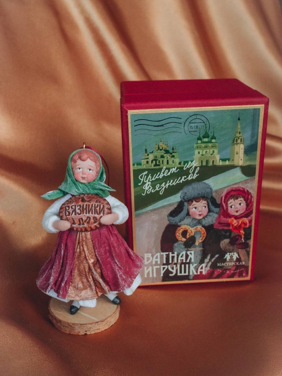 В Санкт-Петербурге завершился финал XI Всероссийского конкурса «Туристический сувенир». И среди лучших работ снова есть презенты из 33-го региона. На этот раз Гран-при получила ватная девочка с печатными пряниками от мастеров из города Вязники и шоколадные конфеты с белокаменным орнаментом из Владимира.