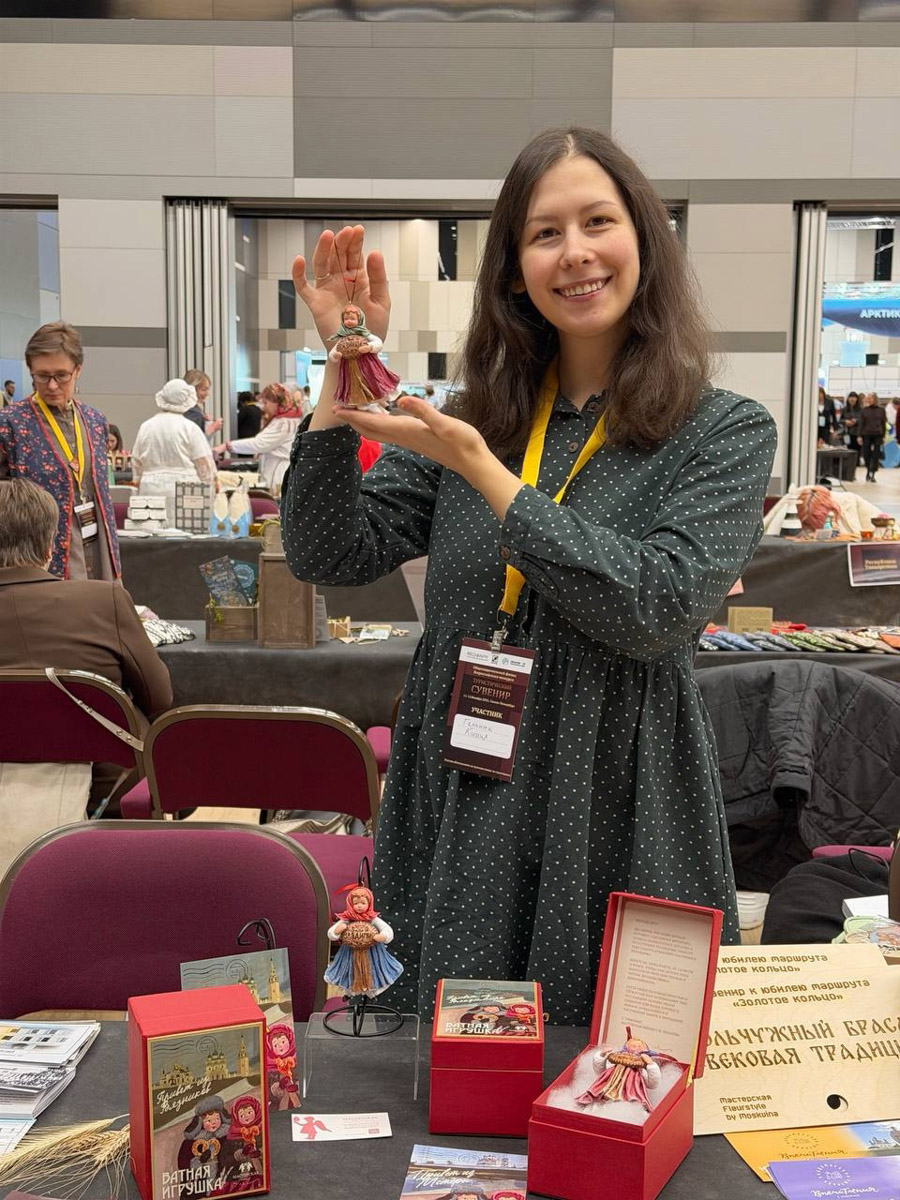 В Санкт-Петербурге завершился финал XI Всероссийского конкурса «Туристический сувенир». И среди лучших работ снова есть презенты из 33-го региона. На этот раз Гран-при получила ватная девочка с печатными пряниками от мастеров из города Вязники и шоколадные конфеты с белокаменным орнаментом из Владимира.