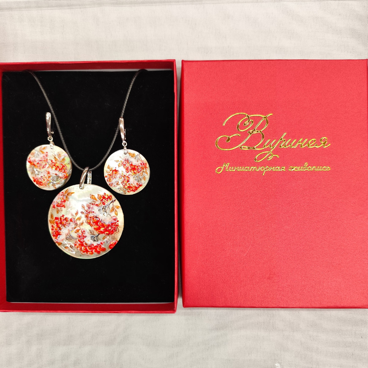 В Санкт-Петербурге завершился финал XI Всероссийского конкурса «Туристический сувенир». И среди лучших работ снова есть презенты из 33-го региона. На этот раз Гран-при получила ватная девочка с печатными пряниками от мастеров из города Вязники и шоколадные конфеты с белокаменным орнаментом из Владимира.