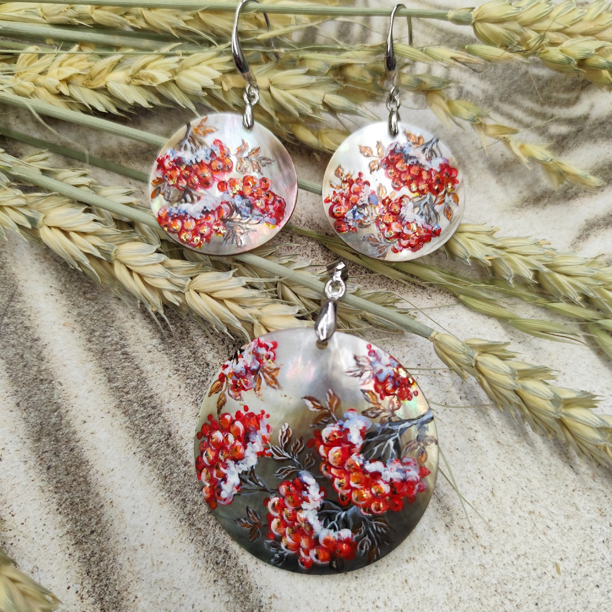 В Санкт-Петербурге завершился финал XI Всероссийского конкурса «Туристический сувенир». И среди лучших работ снова есть презенты из 33-го региона. На этот раз Гран-при получила ватная девочка с печатными пряниками от мастеров из города Вязники и шоколадные конфеты с белокаменным орнаментом из Владимира.