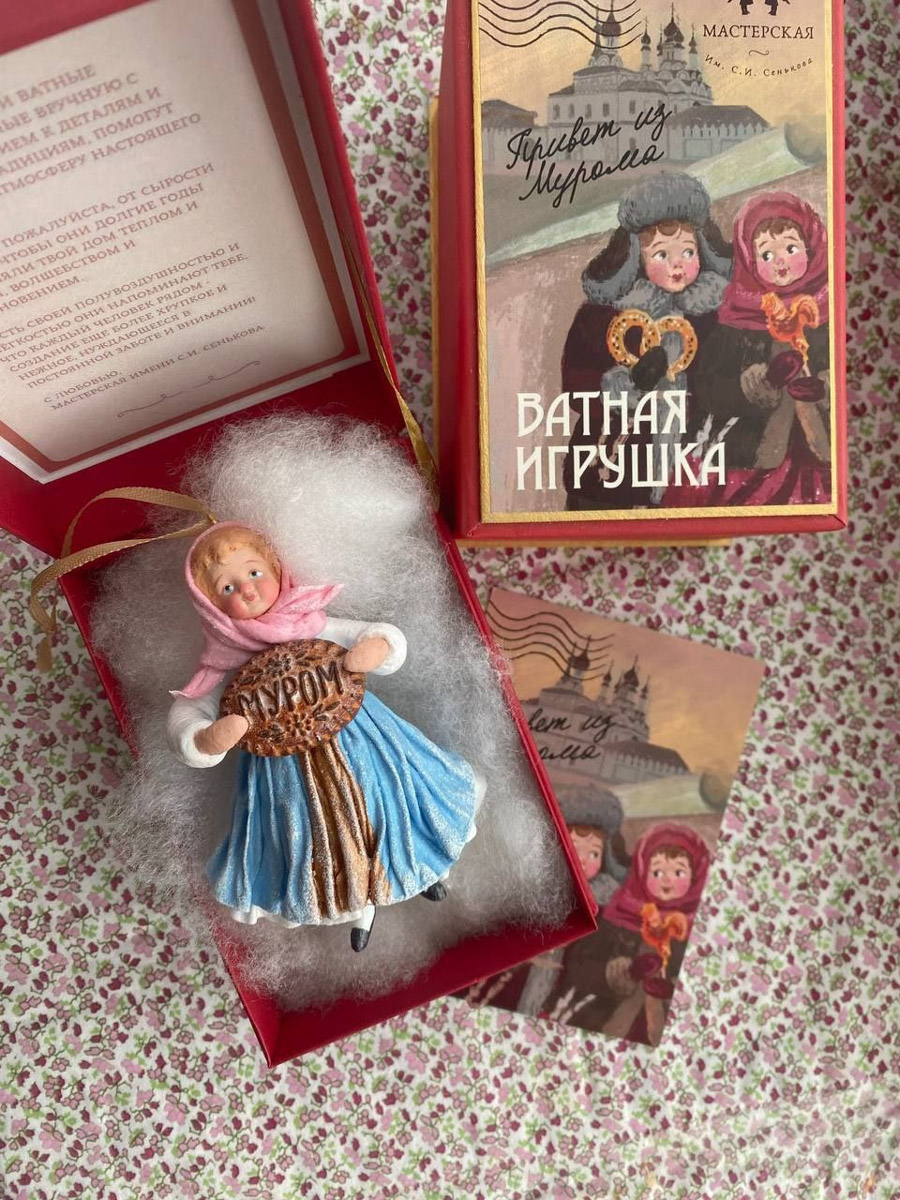 В Санкт-Петербурге завершился финал XI Всероссийского конкурса «Туристический сувенир». И среди лучших работ снова есть презенты из 33-го региона. На этот раз Гран-при получила ватная девочка с печатными пряниками от мастеров из города Вязники и шоколадные конфеты с белокаменным орнаментом из Владимира.