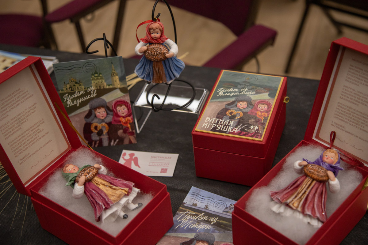 В Санкт-Петербурге завершился финал XI Всероссийского конкурса «Туристический сувенир». И среди лучших работ снова есть презенты из 33-го региона. На этот раз Гран-при получила ватная девочка с печатными пряниками от мастеров из города Вязники и шоколадные конфеты с белокаменным орнаментом из Владимира.