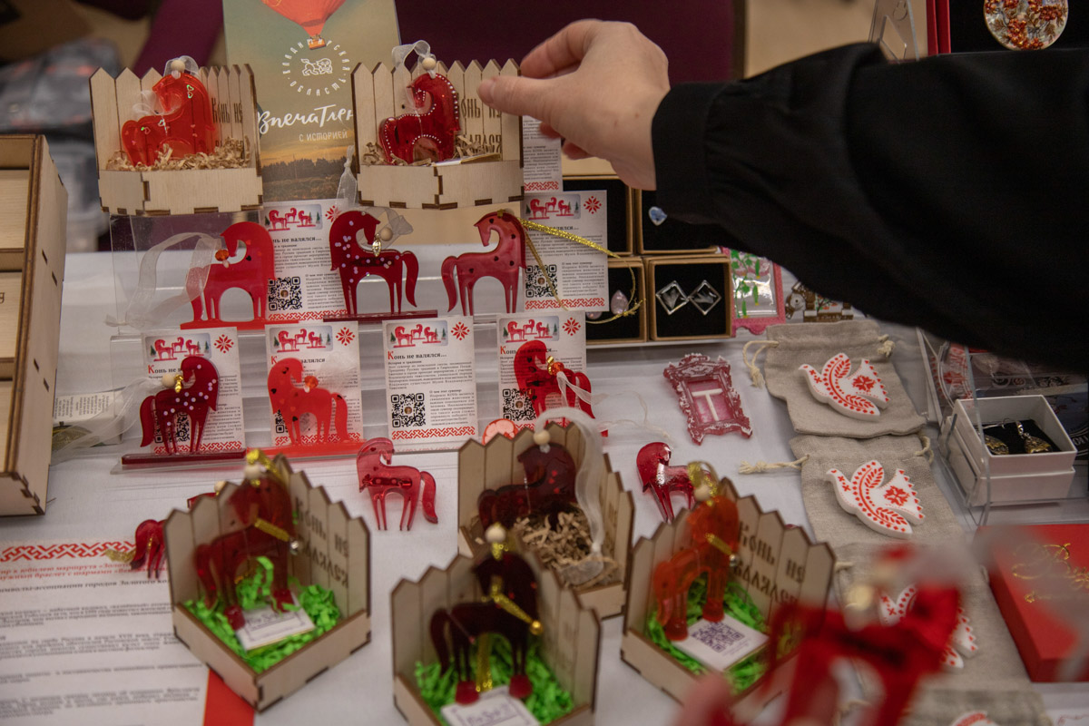 В Санкт-Петербурге завершился финал XI Всероссийского конкурса «Туристический сувенир». И среди лучших работ снова есть презенты из 33-го региона. На этот раз Гран-при получила ватная девочка с печатными пряниками от мастеров из города Вязники и шоколадные конфеты с белокаменным орнаментом из Владимира.