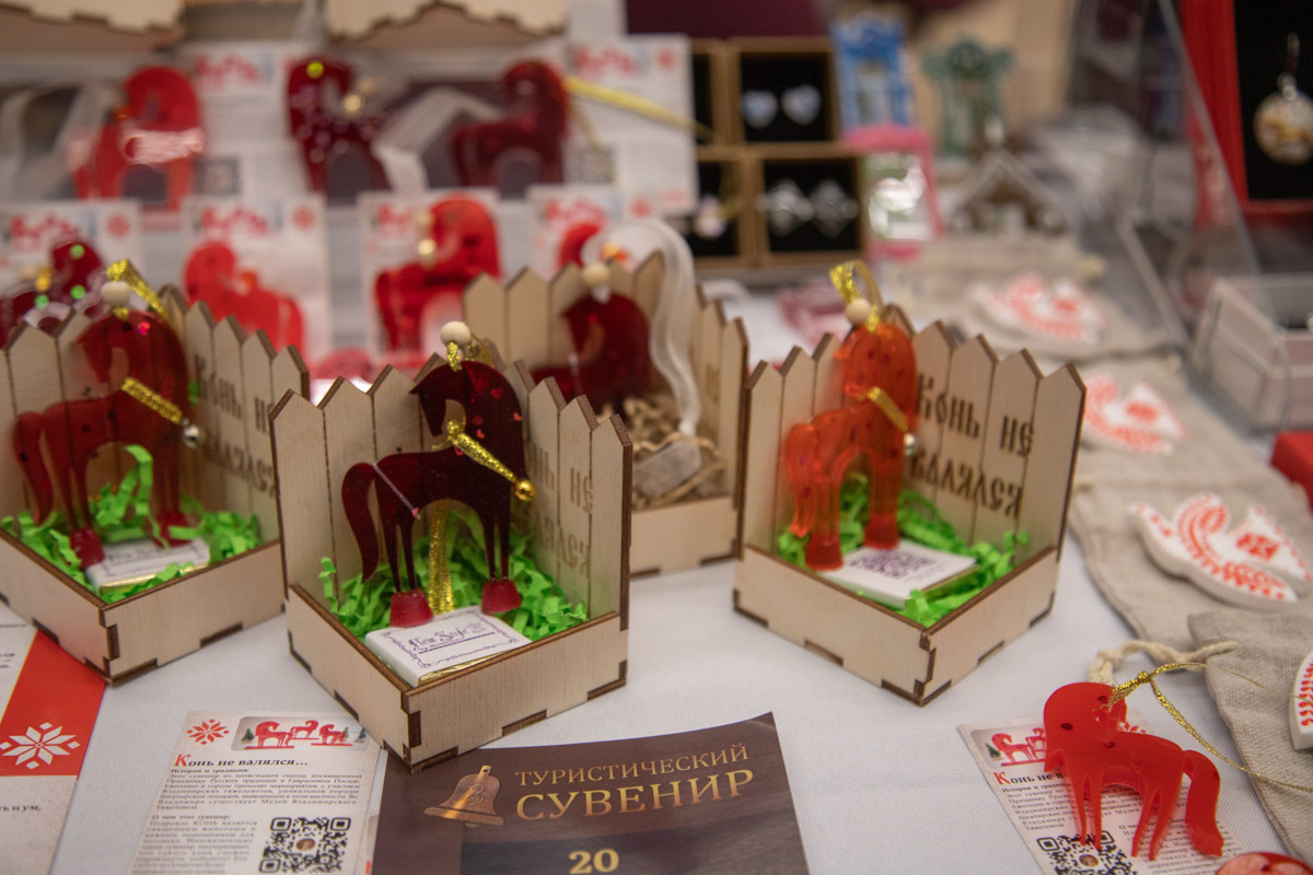 В Санкт-Петербурге завершился финал XI Всероссийского конкурса «Туристический сувенир». И среди лучших работ снова есть презенты из 33-го региона. На этот раз Гран-при получила ватная девочка с печатными пряниками от мастеров из города Вязники и шоколадные конфеты с белокаменным орнаментом из Владимира.