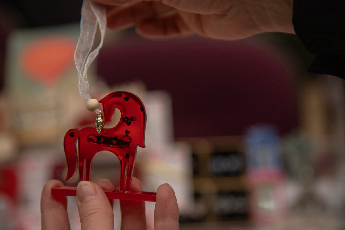 В Санкт-Петербурге завершился финал XI Всероссийского конкурса «Туристический сувенир». И среди лучших работ снова есть презенты из 33-го региона. На этот раз Гран-при получила ватная девочка с печатными пряниками от мастеров из города Вязники и шоколадные конфеты с белокаменным орнаментом из Владимира.