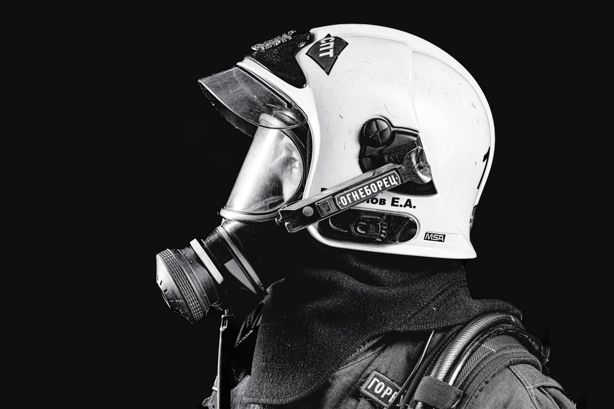 Скоро в России отметят День спасателя. 27 декабря поздравляют тех, кто каждый день делает наши жизни безопаснее. Это, конечно же, касается и пожарных. Чаще всего их видят в закрытых прочных костюмах, которые способны уберечь от обжигающего пламени. Однако владимирский фотограф Дмитрий Бойков решил снять с них маски.