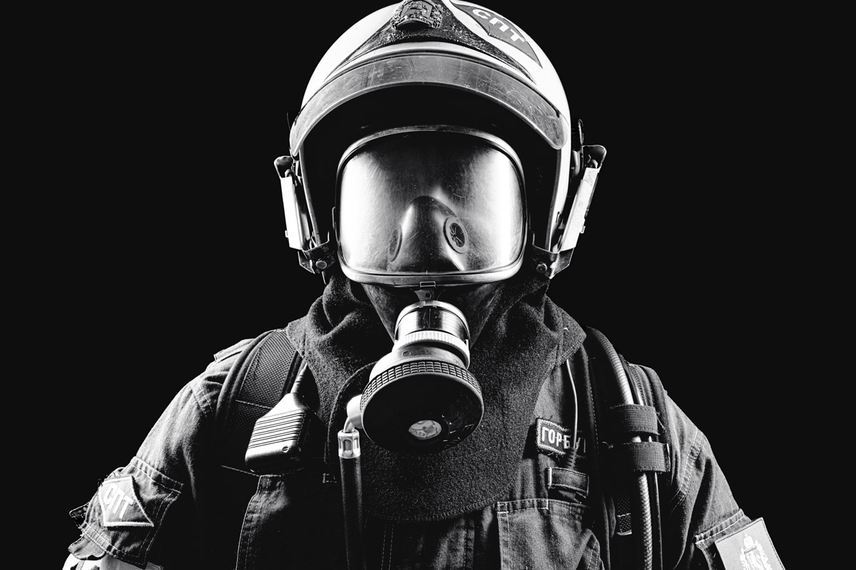 Скоро в России отметят День спасателя. 27 декабря поздравляют тех, кто каждый день делает наши жизни безопаснее. Это, конечно же, касается и пожарных. Чаще всего их видят в закрытых прочных костюмах, которые способны уберечь от обжигающего пламени. Однако владимирский фотограф Дмитрий Бойков решил снять с них маски.