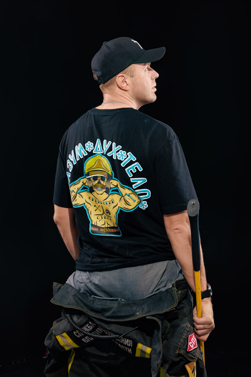 Скоро в России отметят День спасателя. 27 декабря поздравляют тех, кто каждый день делает наши жизни безопаснее. Это, конечно же, касается и пожарных. Чаще всего их видят в закрытых прочных костюмах, которые способны уберечь от обжигающего пламени. Однако владимирский фотограф Дмитрий Бойков решил снять с них маски.