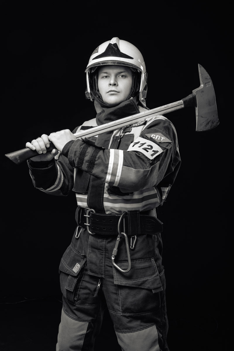 Скоро в России отметят День спасателя. 27 декабря поздравляют тех, кто каждый день делает наши жизни безопаснее. Это, конечно же, касается и пожарных. Чаще всего их видят в закрытых прочных костюмах, которые способны уберечь от обжигающего пламени. Однако владимирский фотограф Дмитрий Бойков решил снять с них маски.