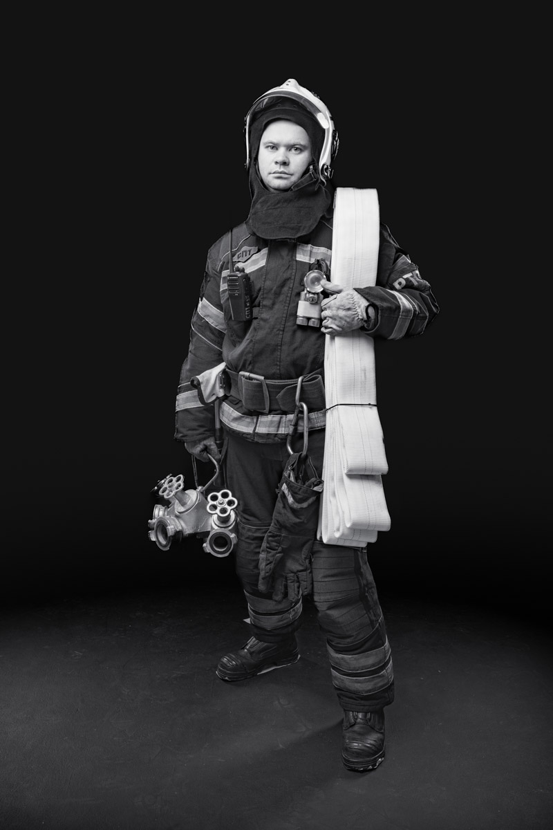 Скоро в России отметят День спасателя. 27 декабря поздравляют тех, кто каждый день делает наши жизни безопаснее. Это, конечно же, касается и пожарных. Чаще всего их видят в закрытых прочных костюмах, которые способны уберечь от обжигающего пламени. Однако владимирский фотограф Дмитрий Бойков решил снять с них маски.