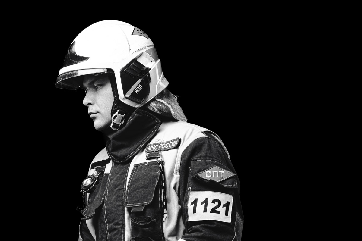 Скоро в России отметят День спасателя. 27 декабря поздравляют тех, кто каждый день делает наши жизни безопаснее. Это, конечно же, касается и пожарных. Чаще всего их видят в закрытых прочных костюмах, которые способны уберечь от обжигающего пламени. Однако владимирский фотограф Дмитрий Бойков решил снять с них маски.