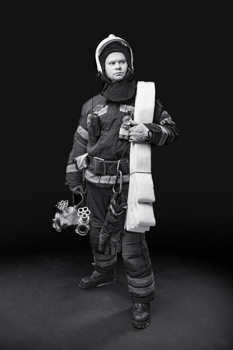 Скоро в России отметят День спасателя. 27 декабря поздравляют тех, кто каждый день делает наши жизни безопаснее. Это, конечно же, касается и пожарных. Чаще всего их видят в закрытых прочных костюмах, которые способны уберечь от обжигающего пламени. Однако владимирский фотограф Дмитрий Бойков решил снять с них маски.