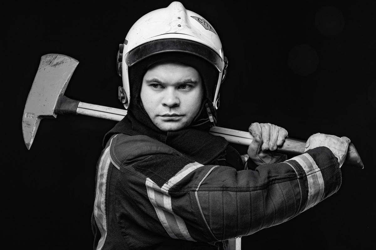 Скоро в России отметят День спасателя. 27 декабря поздравляют тех, кто каждый день делает наши жизни безопаснее. Это, конечно же, касается и пожарных. Чаще всего их видят в закрытых прочных костюмах, которые способны уберечь от обжигающего пламени. Однако владимирский фотограф Дмитрий Бойков решил снять с них маски.