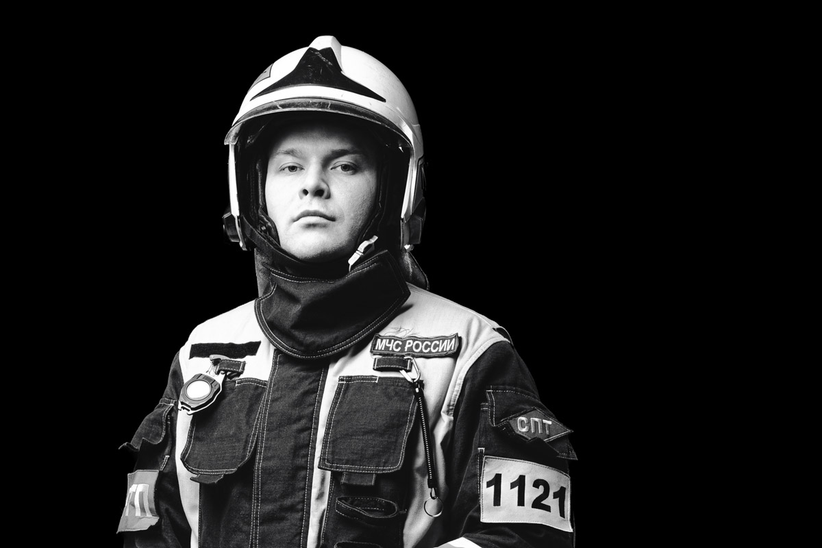 Скоро в России отметят День спасателя. 27 декабря поздравляют тех, кто каждый день делает наши жизни безопаснее. Это, конечно же, касается и пожарных. Чаще всего их видят в закрытых прочных костюмах, которые способны уберечь от обжигающего пламени. Однако владимирский фотограф Дмитрий Бойков решил снять с них маски.