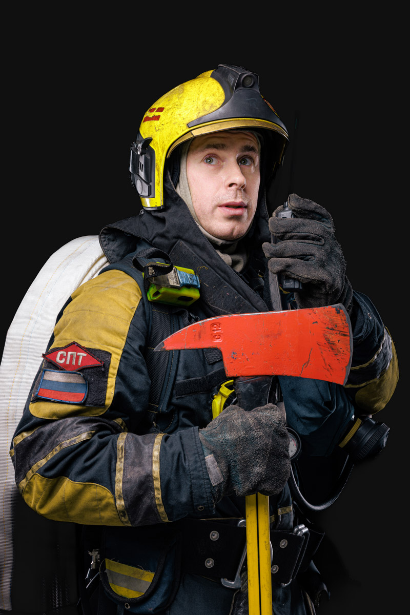 Скоро в России отметят День спасателя. 27 декабря поздравляют тех, кто каждый день делает наши жизни безопаснее. Это, конечно же, касается и пожарных. Чаще всего их видят в закрытых прочных костюмах, которые способны уберечь от обжигающего пламени. Однако владимирский фотограф Дмитрий Бойков решил снять с них маски.