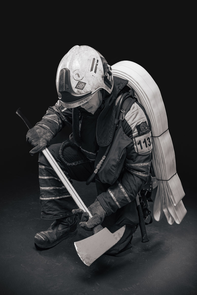 Скоро в России отметят День спасателя. 27 декабря поздравляют тех, кто каждый день делает наши жизни безопаснее. Это, конечно же, касается и пожарных. Чаще всего их видят в закрытых прочных костюмах, которые способны уберечь от обжигающего пламени. Однако владимирский фотограф Дмитрий Бойков решил снять с них маски.