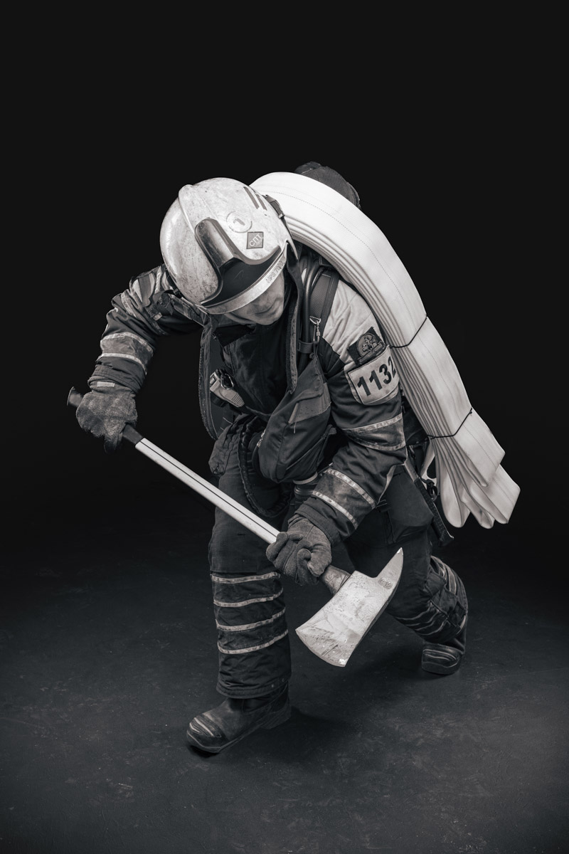 Скоро в России отметят День спасателя. 27 декабря поздравляют тех, кто каждый день делает наши жизни безопаснее. Это, конечно же, касается и пожарных. Чаще всего их видят в закрытых прочных костюмах, которые способны уберечь от обжигающего пламени. Однако владимирский фотограф Дмитрий Бойков решил снять с них маски.