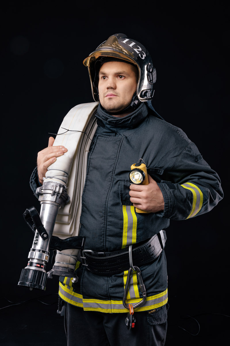 Скоро в России отметят День спасателя. 27 декабря поздравляют тех, кто каждый день делает наши жизни безопаснее. Это, конечно же, касается и пожарных. Чаще всего их видят в закрытых прочных костюмах, которые способны уберечь от обжигающего пламени. Однако владимирский фотограф Дмитрий Бойков решил снять с них маски.