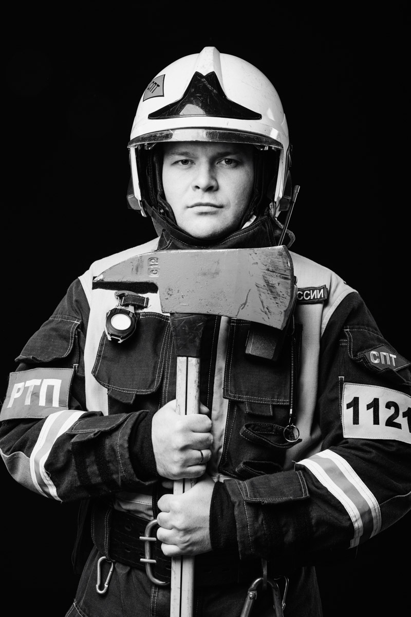 Скоро в России отметят День спасателя. 27 декабря поздравляют тех, кто каждый день делает наши жизни безопаснее. Это, конечно же, касается и пожарных. Чаще всего их видят в закрытых прочных костюмах, которые способны уберечь от обжигающего пламени. Однако владимирский фотограф Дмитрий Бойков решил снять с них маски.