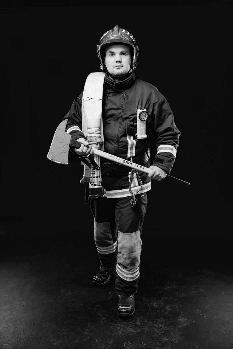 Скоро в России отметят День спасателя. 27 декабря поздравляют тех, кто каждый день делает наши жизни безопаснее. Это, конечно же, касается и пожарных. Чаще всего их видят в закрытых прочных костюмах, которые способны уберечь от обжигающего пламени. Однако владимирский фотограф Дмитрий Бойков решил снять с них маски.