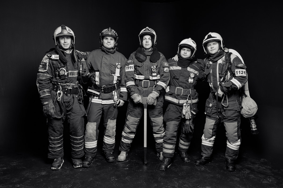 Скоро в России отметят День спасателя. 27 декабря поздравляют тех, кто каждый день делает наши жизни безопаснее. Это, конечно же, касается и пожарных. Чаще всего их видят в закрытых прочных костюмах, которые способны уберечь от обжигающего пламени. Однако владимирский фотограф Дмитрий Бойков решил снять с них маски.